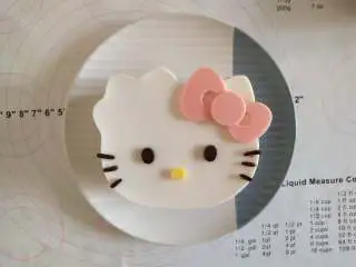 抹茶荔枝慕斯蛋糕,冷藏好的慕斯用热毛巾捂一下脱模。摆上巧克力做的蝴蝶结!鼻子,嘴巴和胡须