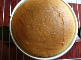 烘焙入门戚风蛋糕,蛋糕出炉啦,高处震动下排空底部热蒸汽,防止底部太潮湿。