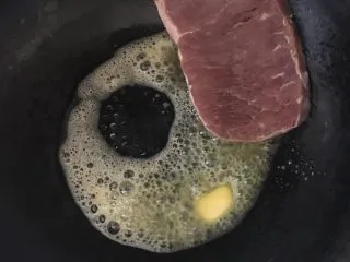 家庭自制牛排 ,放入黄油融化