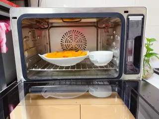 黄金南瓜汤（无奶油版）,将切好的南瓜和咸蛋黄放入美的S4-L281E蒸汽烤箱中