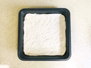 黑椒牛肉披萨,将面团擀平，平铺在烤盘里