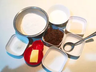 超软的葡萄干小餐包,准备好所有食材