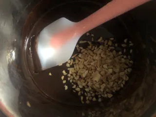 梦龙脆皮盒子,加入花生碎。