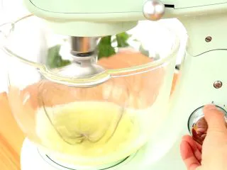 圣诞草莓蛋糕卷,厨师机调至6档，高速打发蛋清