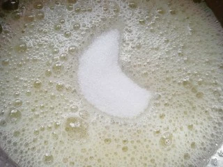 斑马纹戚风蛋糕(8寸),蛋清里面加入几滴柠檬汁,用电动打蛋器低速打发至粗泡状,加入15g细砂糖。