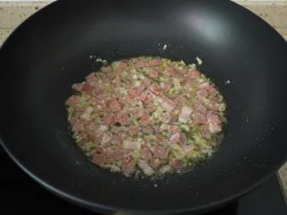 培根芝士意大利面,然后加入切成小块的培根,煸炒至金黄色。培根最好煸炒成有点焦脆的程度。这样吃起来更香。