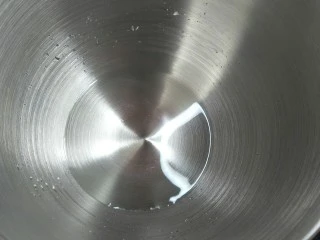 蒜香香肠热狗面包,厨师机中先放入水2