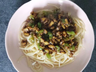 青椒香菇牛肉意面,把炒好的酱，倒在意面上