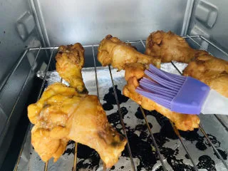 新奥尔良烤鸡腿,10分钟后再刷上蜂蜜烤8分钟
