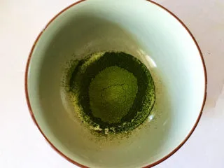 红豆抹茶巧克力慕斯,抹茶粉过筛到碗中。