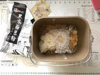 黑加仑黑米软欧包,2、然后把主面团里除了黄油之外的其他材料放入面包桶里，先放粉类，干酵母最后再放，老面全部放入。