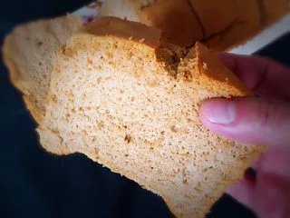 咖啡玉枕蛋糕,切开可以品尝了，咖啡香味十足。