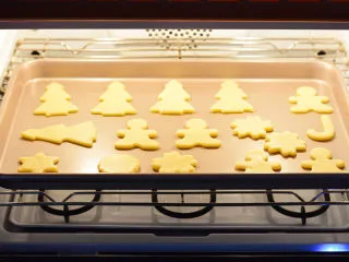 圣诞糖霜饼干,将饼干放入预热的烤箱,170度中层,烤12-15分钟。