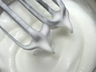 可可毛坯蛋糕,再次搅打50圈,蛋白变得细腻,再加15克细砂糖。