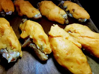 鸡翅酿地瓜泥,腌制入味的翅中酿上地瓜泥，整形一下