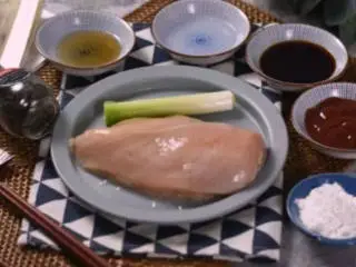 美味的茄汁鸡肉好吃又简单,做法分享给你 ,·食材· 大葱 20g、鸡胸肉 300g、盐 2g 黑胡椒 2g、淀粉 5g、糖 10g 白醋 15g、料酒 15g、生抽 15g、番茄酱 15g