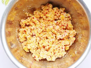 酸甜可口的草莓脆米粉球,加少量水充分搅拌均匀。