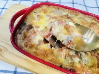 芝士培根焗饭,奶酪金黄诱人，厚厚的可以拉丝，奶香浓郁，美味扑鼻，甘甜四溢！