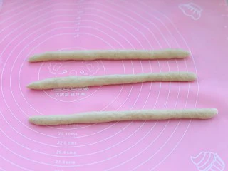 全麦辫子面包,把松弛好的面团每三个一组,分别搓成长条状