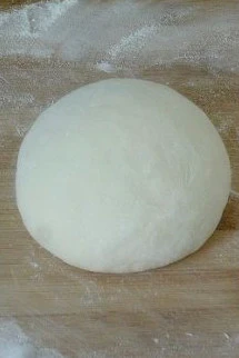 玄妙感觉的孜然羊肉披萨,将所有披萨饼的原料放入面包机和成发面团。