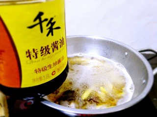 ~泡椒凤爪~,生抽一小勺。