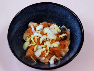 少油减脂的劲爆鸡米花,最后加入切碎的葱姜。