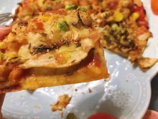 小白也会的奥尔良烤鸡腿披萨 「8寸薄脆版」,切一块来尝尝吧，鸡肉很嫩，汁水很多，面饼边缘有点酥，很有嚼劲，配料都恰到好处的发挥了其独有的食材味道，还有浓浓的芝士味道和奥尔良味道混合着番茄酱，怎一口满足了得！我想这手艺可以开一家披萨店了，哈哈，真不谦虚，不好意思了！其实还有很多进步空间呢。