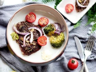 迷迭香黑胡椒牛排,装盘盛出