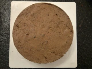 最经典浓郁巧克力奶酪蛋糕,冰箱出来用吹风机。吹一会儿很方便，就脱模。