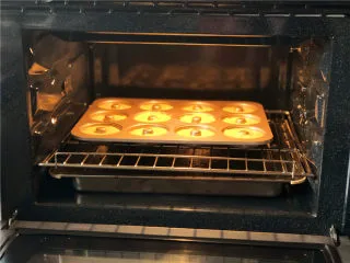 柠檬玛德琳甜甜圈,把模具放到预热好的烤箱里。