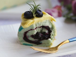 百变水果 蝶豆花蛋糕卷.百香果蓝莓馅,张嘴。