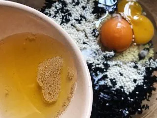 香酥紫菜脆脆,倒入食用油（食用油比较香 比较注意健康的可以用橄榄油）