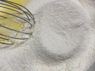 古早蛋糕(抖臀),过筛低筋面粉,➕到黄油牛奶里。用“Z”手法搅拌均匀。