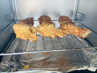 新奥尔良烤鸡腿,烤盘垫上锡纸放在下层，烤架刷层油放上鸡腿，放在烤箱中层。烤箱预热200度上下火烤20分钟