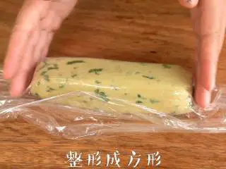 清新香气【薄荷饼干】简单又美味,将面团放于保鲜膜上,整形成方形,放入冰箱冷藏1小时或冷冻30分钟,取出揭掉保鲜膜,切成约1cm后的饼胚。