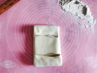 自制酥皮版蛋挞,左折一下 包住黄油 右折一下包住 然后把上下多出来的折好。像叠被子一样 压实！压的时候把气泡排出