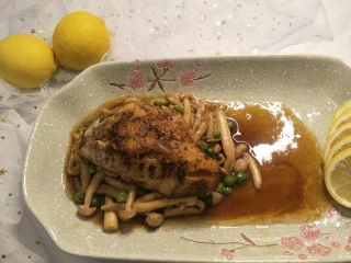 健康低卡香煎鲈鱼,完成图。可以切几片柠檬，调节酸度，更加清新。