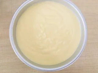 银耳戚风蛋糕,倒入八寸蛋糕模具。