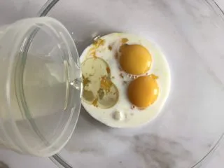 圣诞款红丝绒蛋糕,倒入玉米油,搅拌均匀