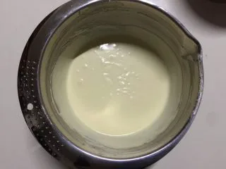 百香果冻芝士蛋糕,加入芝士液中,可用刮刀或蛋抽搅拌至看不见漂浮的淡奶油