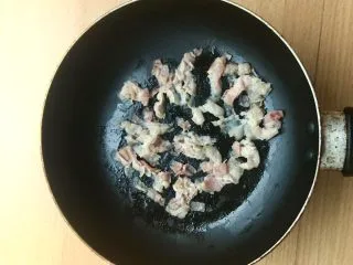 土豆苹果炖饭,开小火，不用放油！煎培根，待培根肥的部分透明就可以捞出来待用。不要洗锅！培根煎出来的油有用！