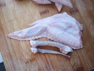 奥尔良鸡翅包饭,外皮不要被骨头戳破哦。