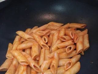 “假装米其林”牛排家庭套餐,锅烧热放入适量油，倒入通心粉，翻炒片刻后倒入番茄酱，加两勺水煮两分钟