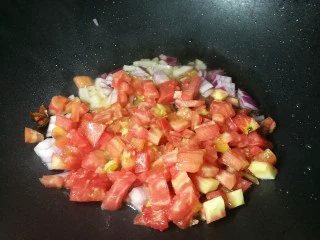 四季都宜的西红柿土豆浓汤,放西红柿丁炒出汁儿