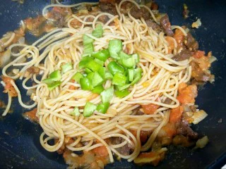 黑椒牛肉意面,加入青椒。