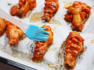 骨头都啃光的奥尔良鸡翅根,在每个翅根上刷层蜂蜜，再次放入烤箱烤5分钟即可。