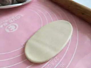 酥掉渣的蛋黄酥，月饼季做起来,取第一个，正面擀开。