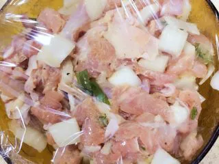 小白也会的奥尔良烤鸡腿披萨 「8寸薄脆版」,套上保鲜膜，放冰箱里冷藏里备用。如果有时间，这一步提前一天做，腌制一晚上，更入味哦。