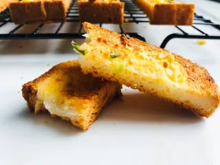 简单几步，做出媲美面包店的蒜香面包条,超好吃，可以一次多烤一点，冷却后密封起来，隔天吃还是特别脆，早晨上班来不及直接可以当早饭了！