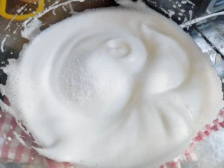 摩卡大理石纹戚风,打发至细腻后加入一半细砂糖B